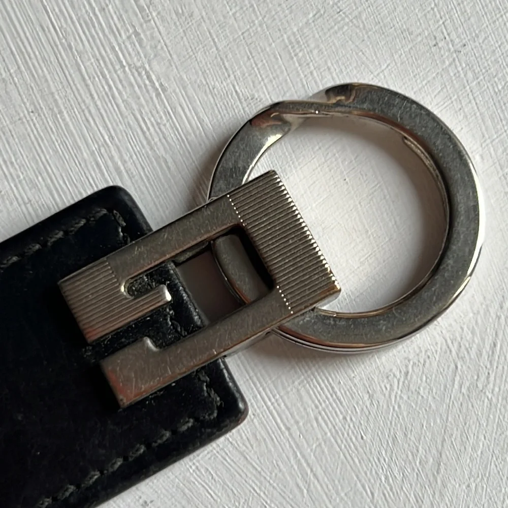 GUCCI Logo Silver Metal Tone Leather Key Holder Charm Unisex Vintage Authentic
